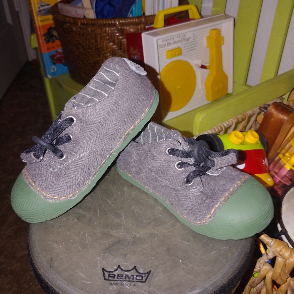 Simple brand shoes boys size
